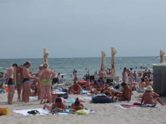 Interzis la îmbăiere! Steaguri galbene şi roşii, arborate pe plajele din Mamaia şi Eforie din cauza valurilor periculoase